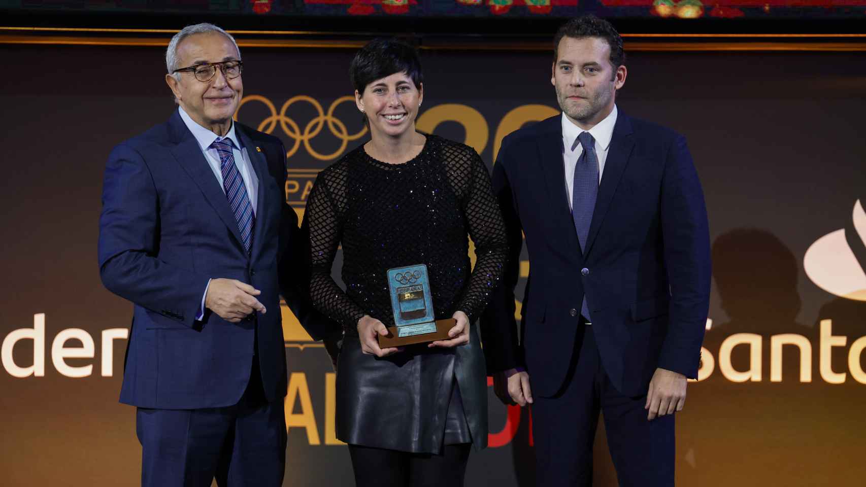 La ex tenista Carla Suárez (c) recoge su galardón de manos del presidente del COE, Alejandro Blanco (i).