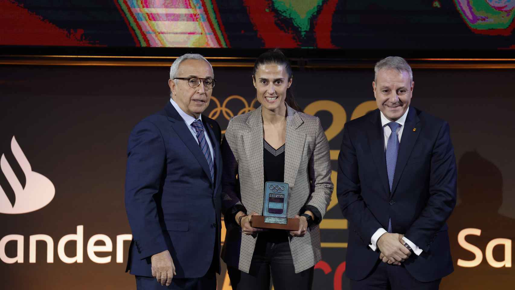 La seleccionadora de la selección de fútbol femenina de España, Montse Tomé (c), recoge su galardón de manos del presidente del COE, Alejandro Blanco (i).