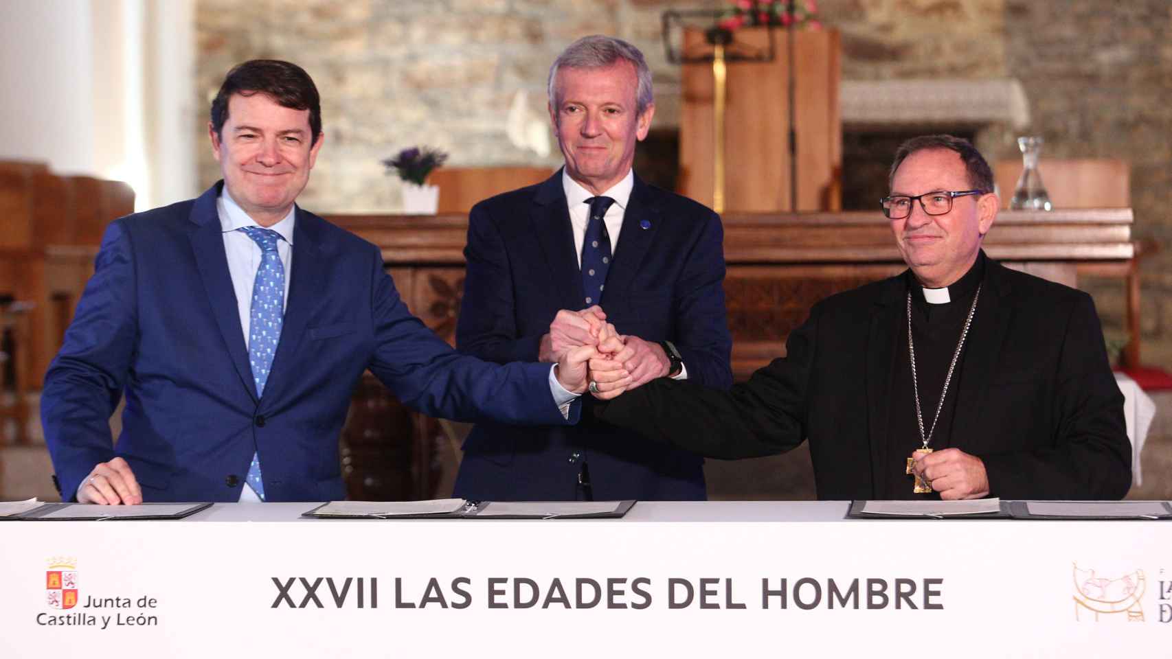 El presidente de la Junta, Alfonso Fernández Mañueco, su homólogo de la Xunta de Galicia, Alfonso Rueda, y el obispo de Osma-Soria, Abilio Martínez, tras la firma del protocolo, este viernes.