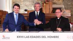 El presidente de la Junta, Alfonso Fernández Mañueco, su homólogo de la Xunta de Galicia, Alfonso Rueda, y el obispo de Osma-Soria, Abilio Martínez, tras la firma del protocolo, este viernes.