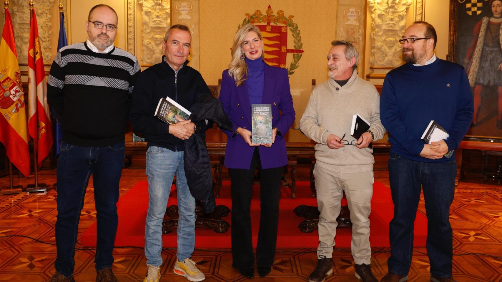 Los concejales de Educación y Cultura, Irene Carvajal; y de Urbanismo y Vivienda, José Ignacio Zarandona, junto a los autores del libro, José Luis Cano de Gardoqui, Carlos Sáez Salceda y Pedro Javier Salado