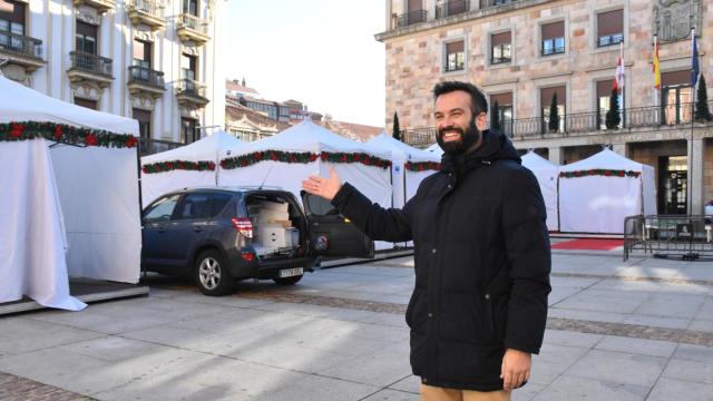 concejal de Promoción Económica y Protección Ciudadana, David Gago, en el mercado navideño