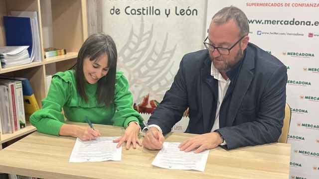 Firma del acuerdo entre la asociación y Mercadona