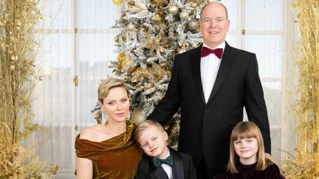 Alberto y Charlène de Mónaco, junto a sus hijos, en la felicitación de Navidad.