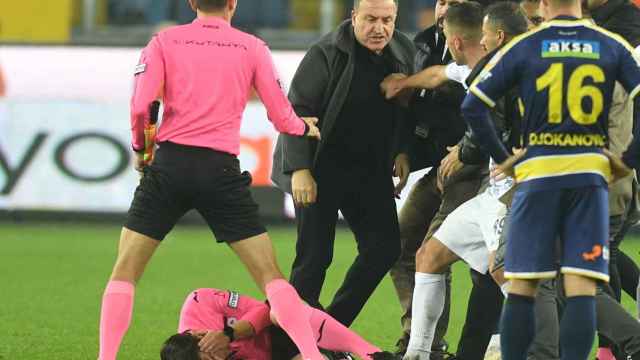 Karuk Koca, presidente del Ankaragucu, golpea al árbitro