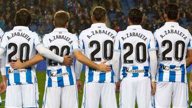 Jugadores de la Real Sociedad con la camiseta homenaje a Aitor Zabaleta