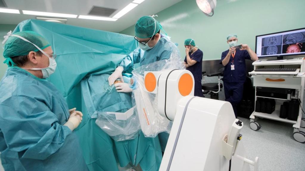 Sanitarios en un quirófano en un hospital andaluz.