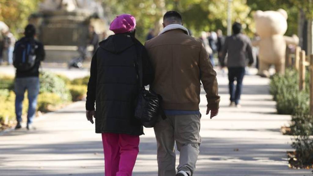 Una pareja paseando por la calle.