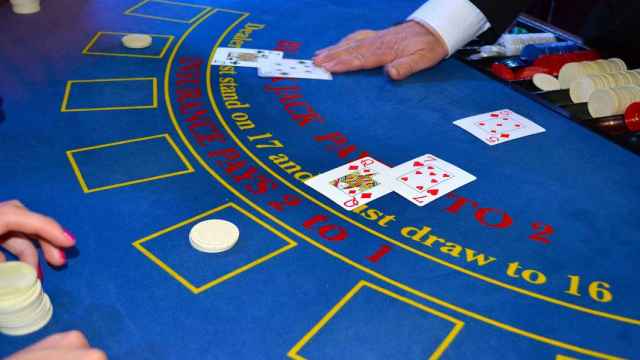 Imagen de archivo de un crupier repartiendo cartas en un casino.