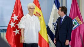 El alcalde de Madrid, José Luis Martínez-Almeida, con la embajadora de Israel en España, Rodica Radian-Gordon, en el Palacio de Cibeles el pasado octubre.