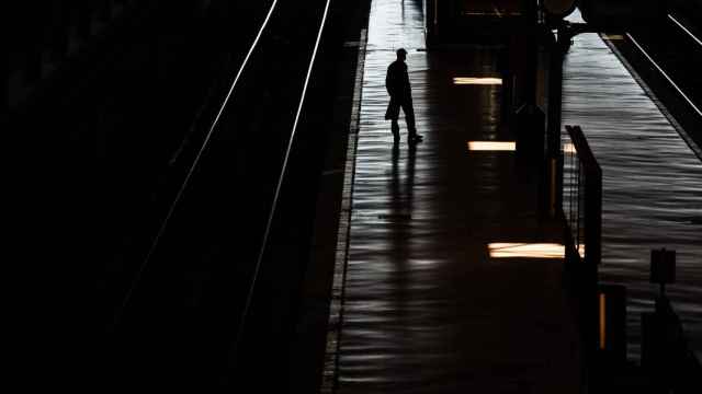 Una persona espera un tren en la estación de Atocha.
