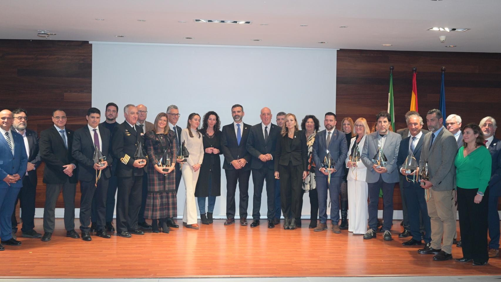 Fotografía de familia de premiados y autoridades.