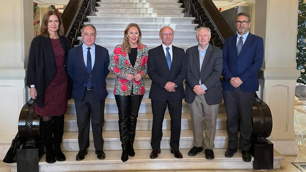 Carolina España y Carlos Rubio, en el centro, entre otros directivos.