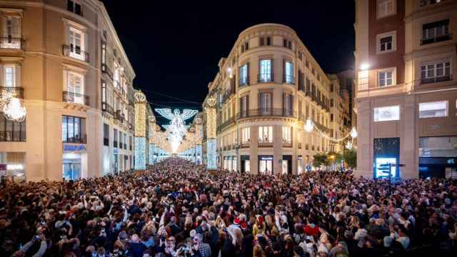 Miles de personas en la calle Larios de Málaga en el encendido del alumbrado de Navidad.