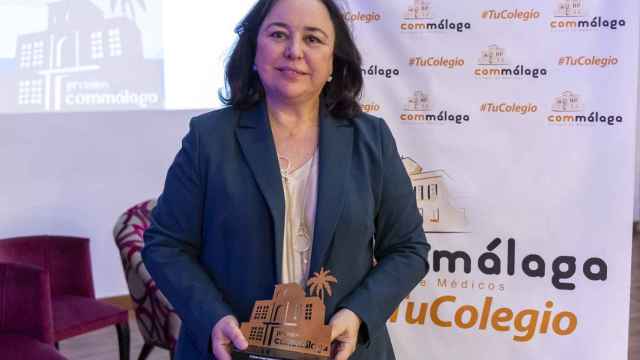La Dra. Emilia Villegas de Vithas Málaga y Vithas Xanit con el premio.
