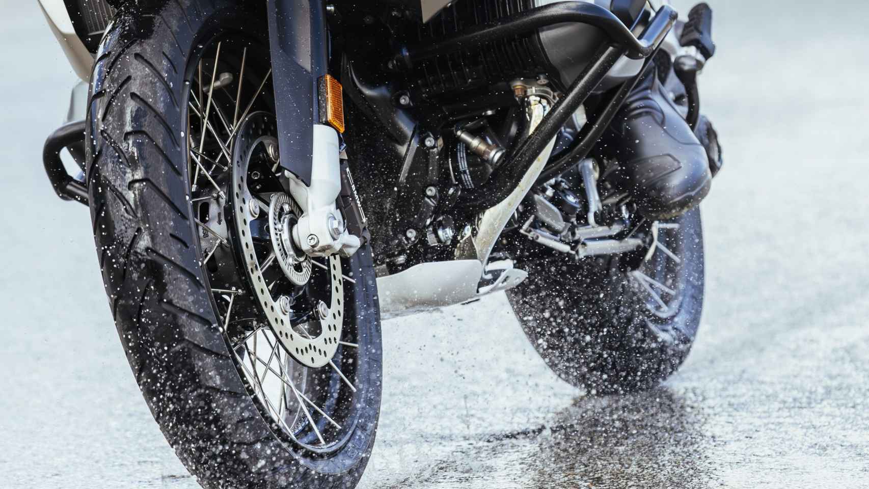 Con la lluvia la estabilidad de la moto cambia notablemente.