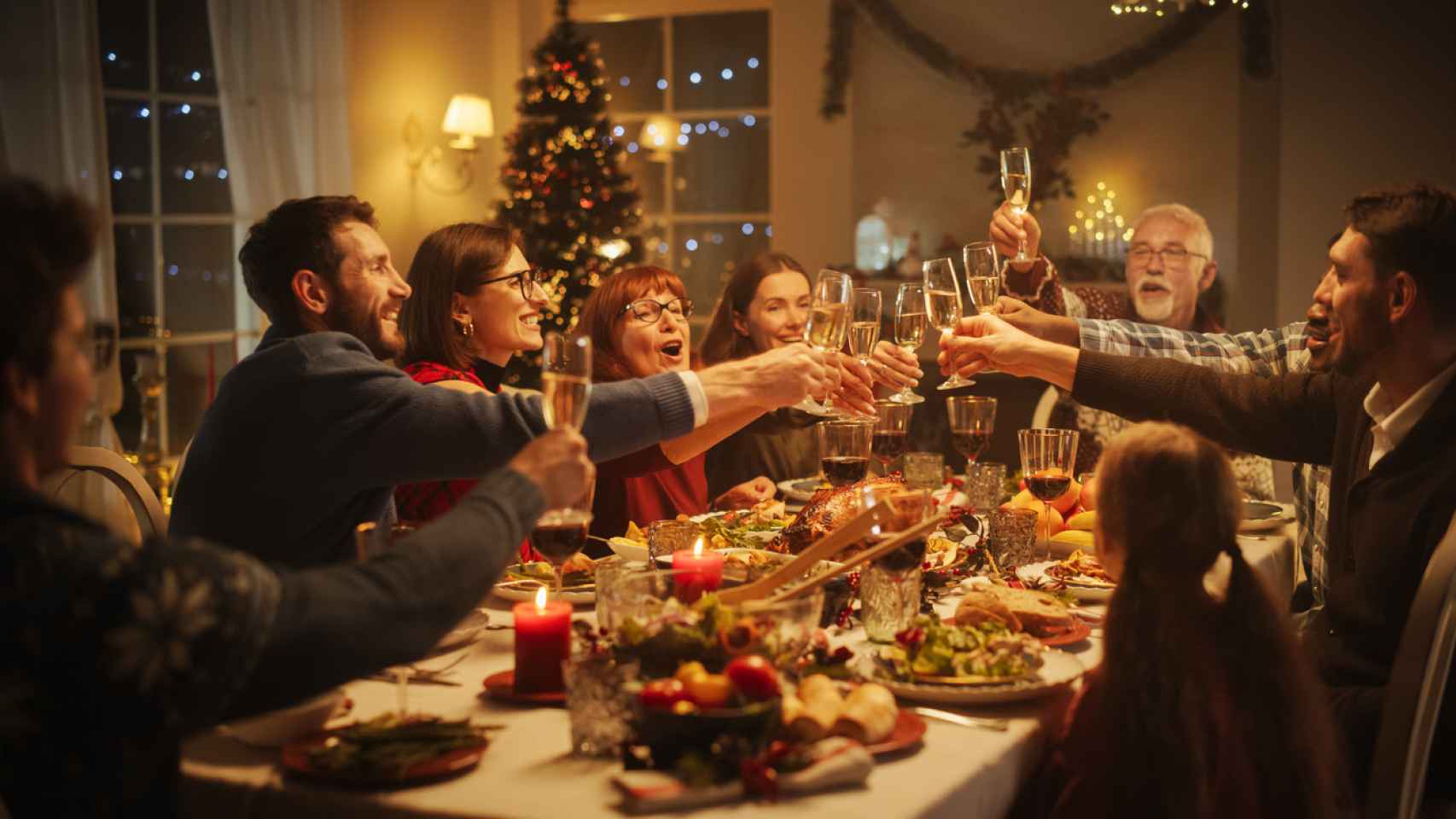 Imagen de una familia en la cena de Navidad