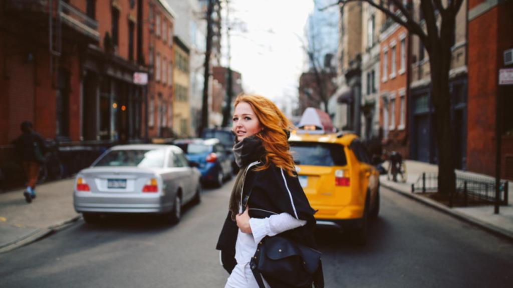 Imagen de archivo de una mujer paseando por el distrito neoyorquino.