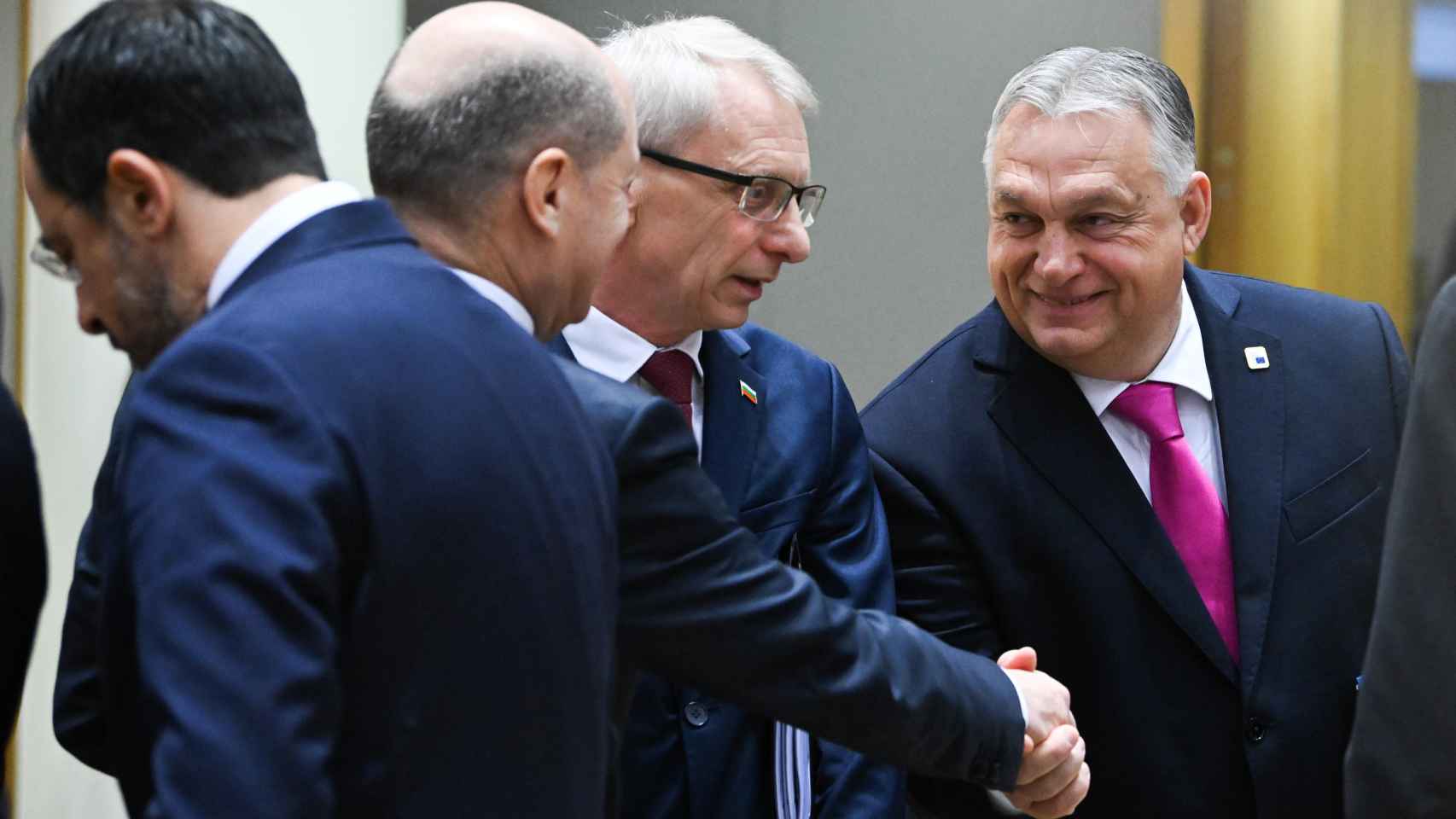 El primer ministro húngaro, Víktor Orbán, saluda al canciller Olaf Scholz durante el Consejo Europeo