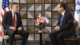 El consejero de Seguridad Nacional de EEUU, Jake Sullivan, y el presidente de Israel, Isaac Herzog, durante su reunión en Tel Aviv este viernes.