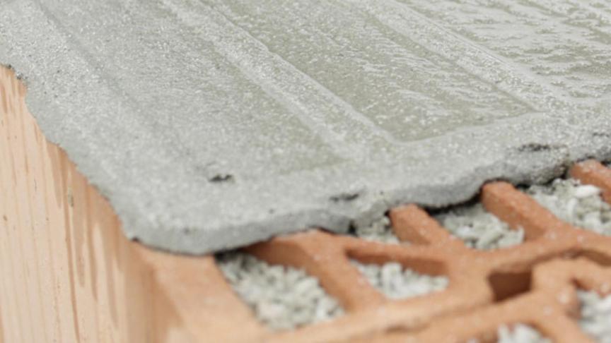 Adiós al cemento: el invento para que los albañiles levanten muros de ladrillo más rápido