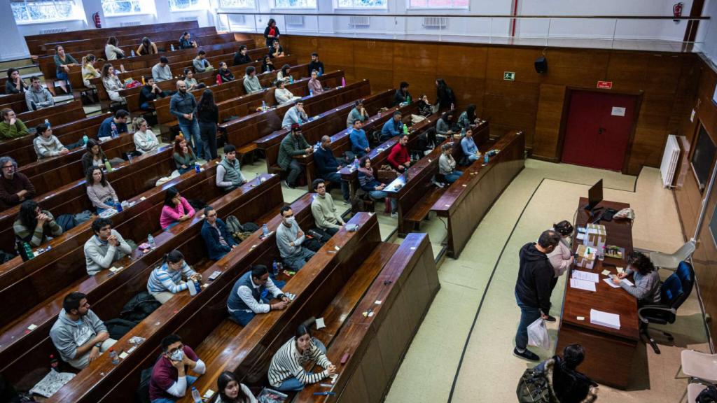 Cientos de personas participan en una oposición.