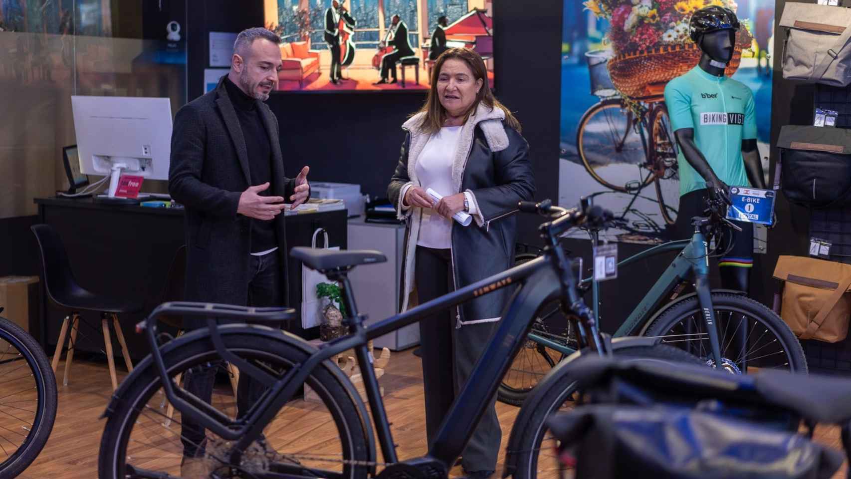 La delegada de la Xunta en Vigo, Ana Ortiz, en un establecimiento de bicis eléctricas de la ciudad.