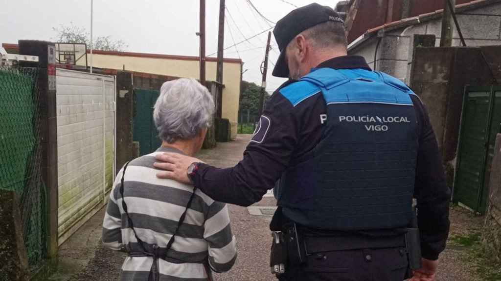 Un agente de la Policía Local atiende a una mujer mayor.
