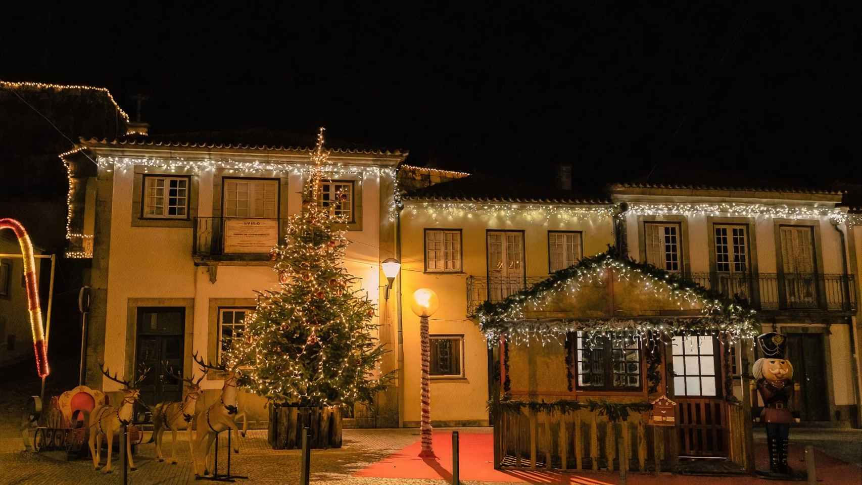 Vilanova de Cerveira decorada por Navidad.