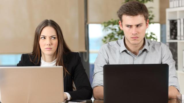 Dos compañeros en la oficina que se llevan mal.