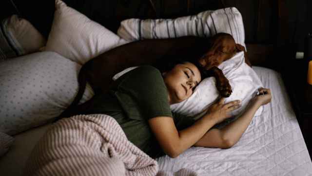 Imagen de una chica durmiendo con su perro