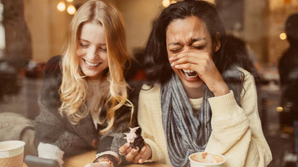 Imagen de archivo de dos mujeres riendo.