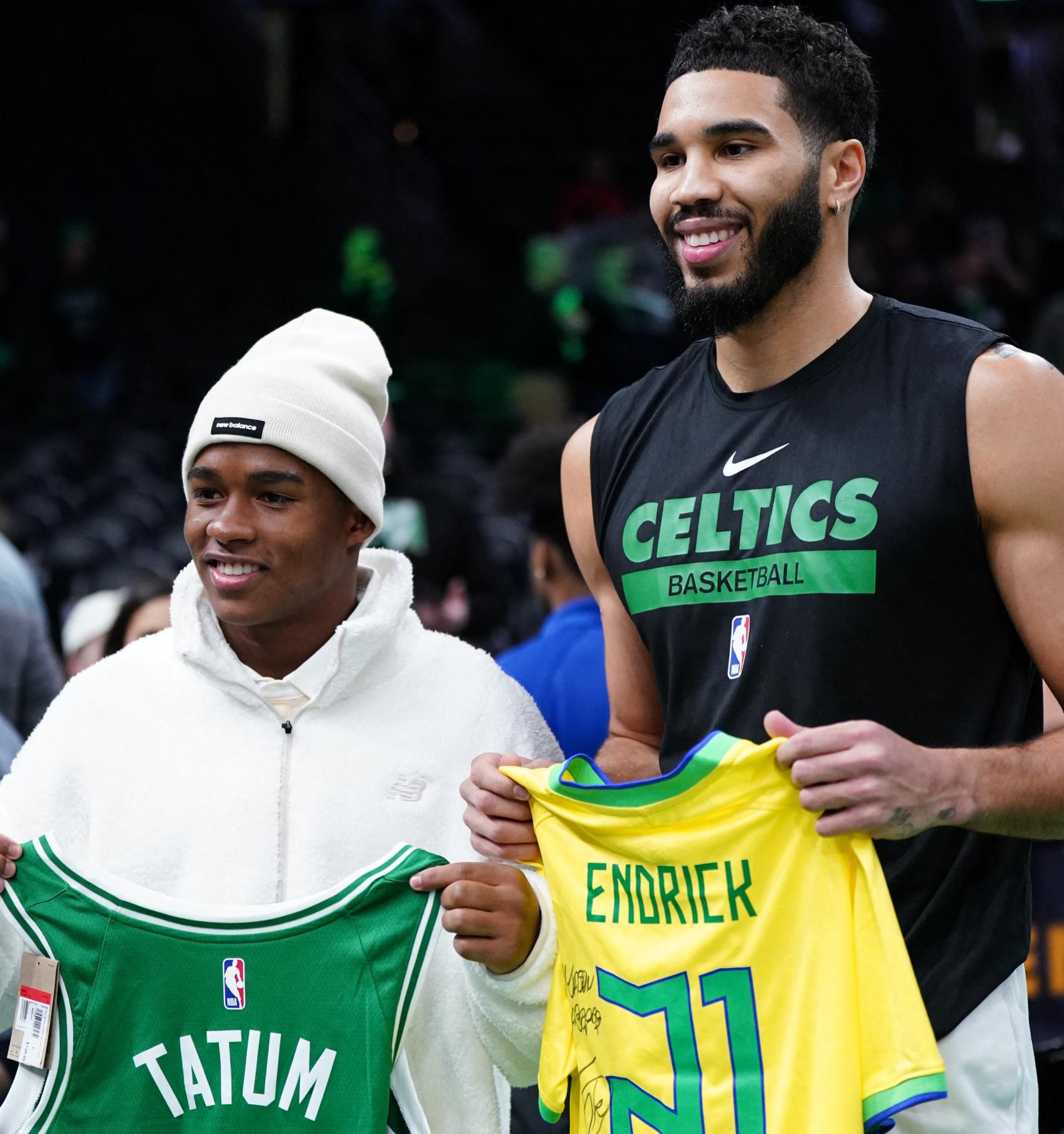 Endrick intercambia una camiseta con Jayson Tatum, estrella de los Boston Celtics