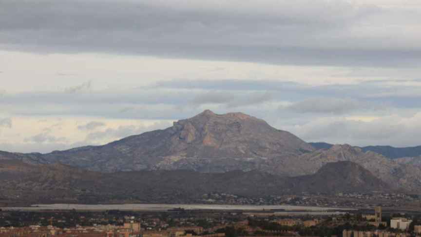 Peña del Migjorn, en Xixona, vista desde el Castillo de Santa Bárbara de Alicante.