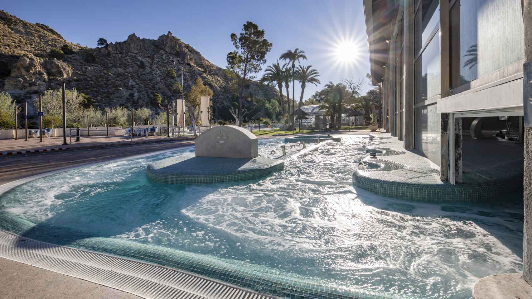 Otra de las vistas exteriores del balneario de Archena, elegido por los usuarios de la plataforma entre los doce mejores de España.