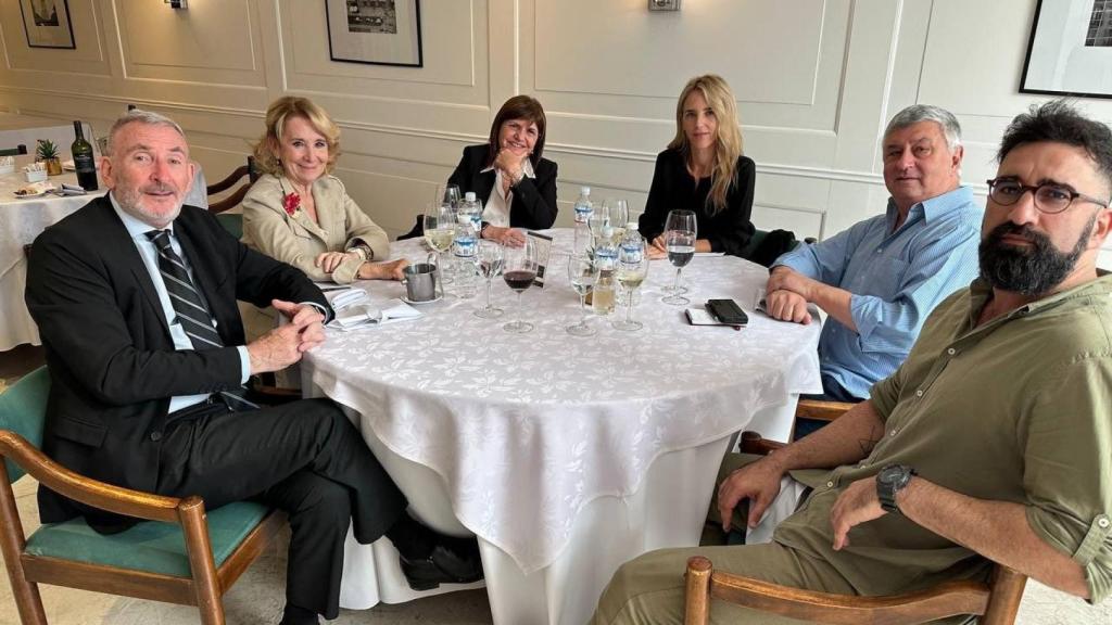 Esperanza Aguirre y Cayetana Álvarez de Toledo junto a Patricia Bullrich y los hermanos Bongiovani en Buenos Aires.