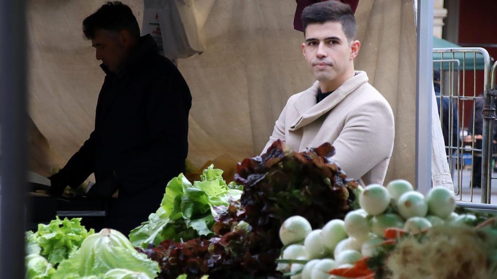 El cocinero leonés Sergio Alfaro, en el mercado de la Plaza Mayor