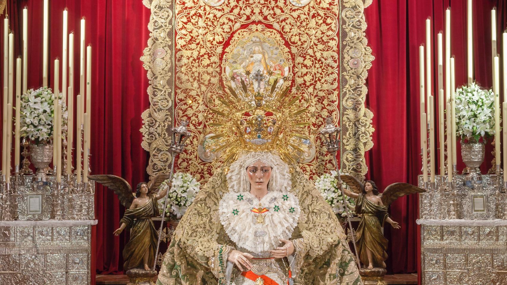 Virgen de la Macarena en besamanos.