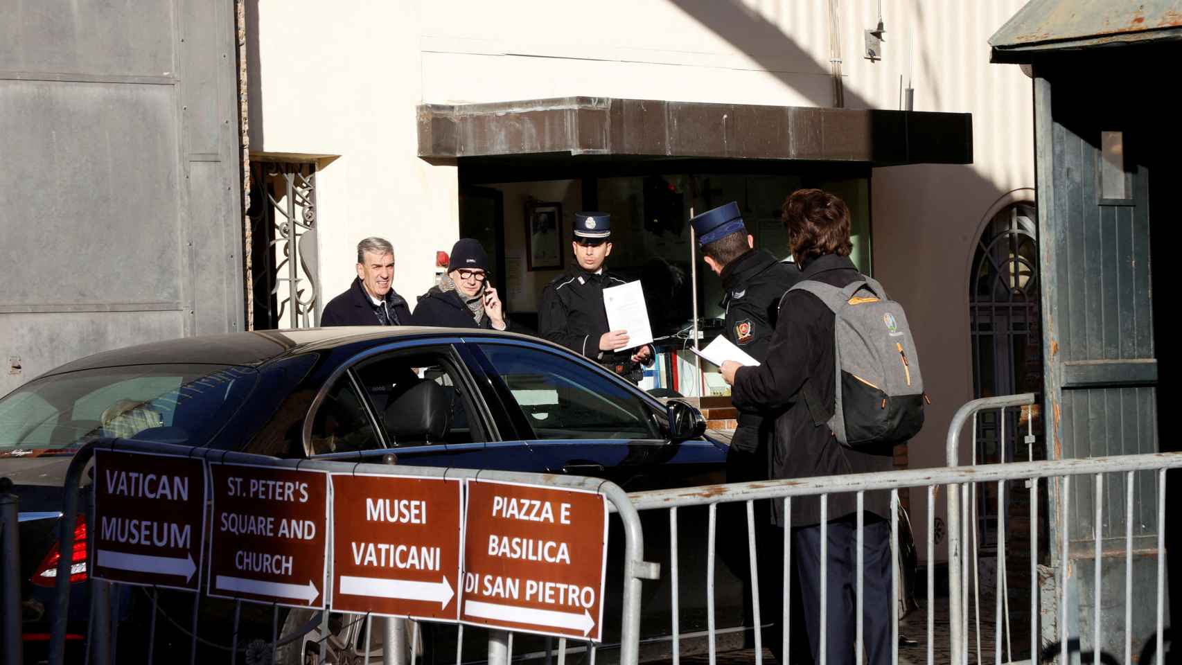 La policía revisa documentos en la puerta de Perugino, en el Vaticano.