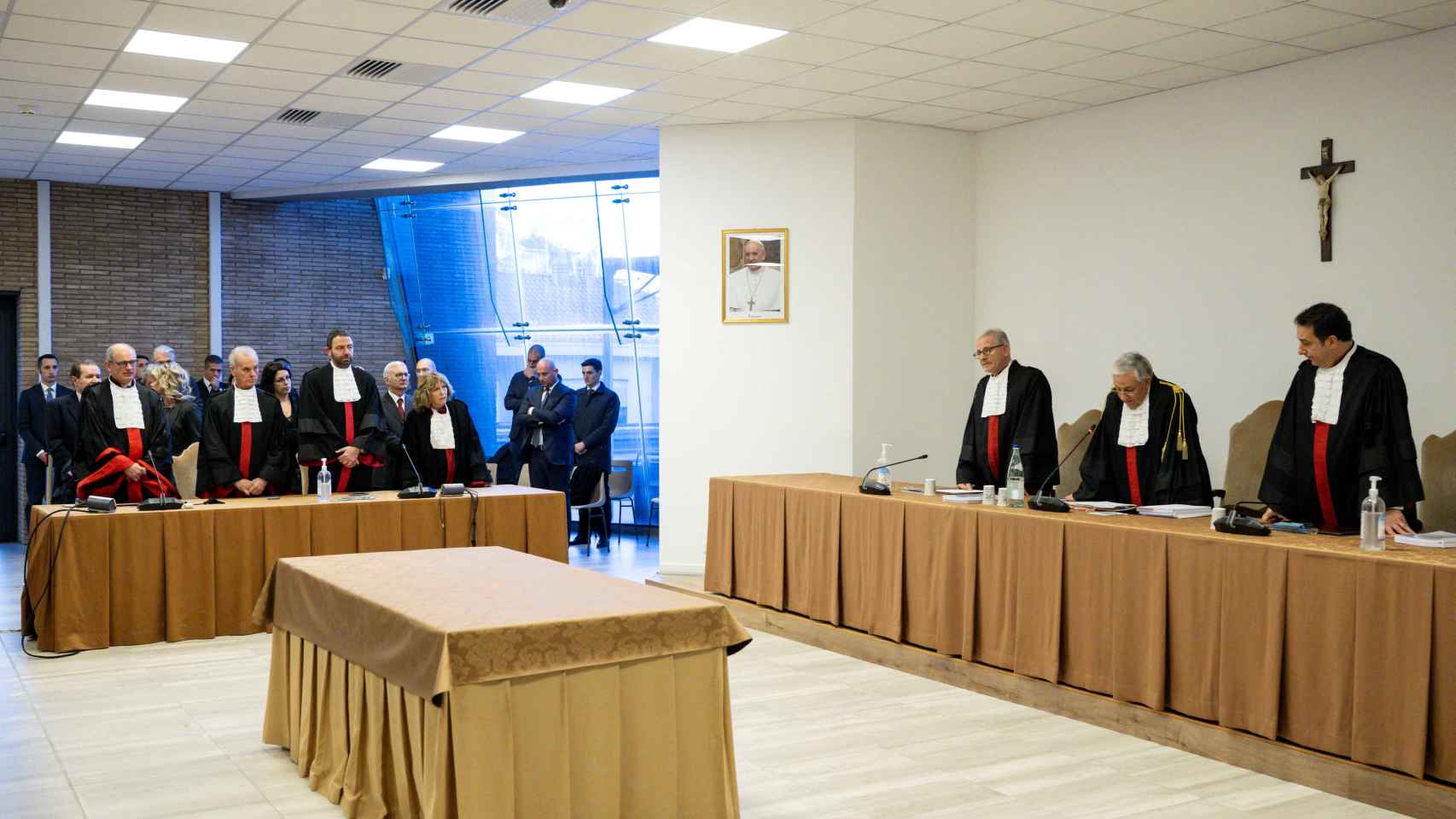 El juez Giuseppe Pignatone lee el veredicto del juicio por corrupción en el Vaticano, en el Vaticano.