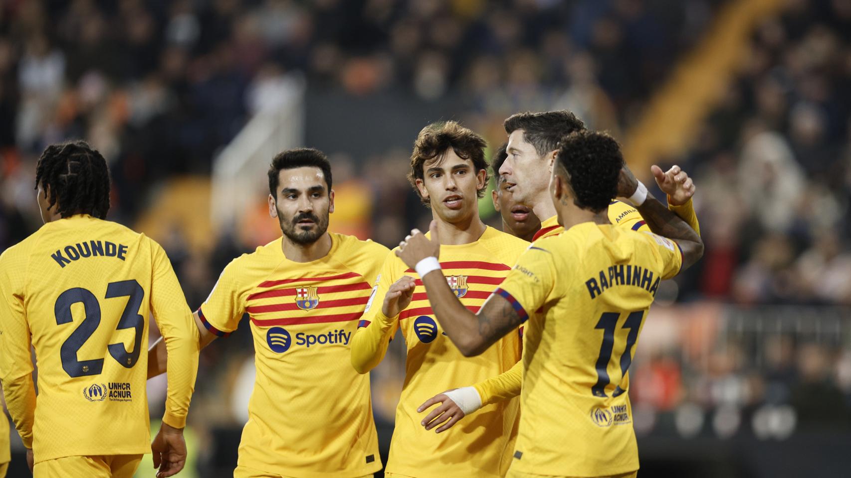 Los jugadores del Barça celebran el gol de Joao Félix