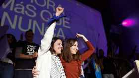 Irene Montero y Ione Belarra saludan a los seguidores de Podemos, este sábado, en el primer acto público del partido tras su paso al Grupo Mixto.