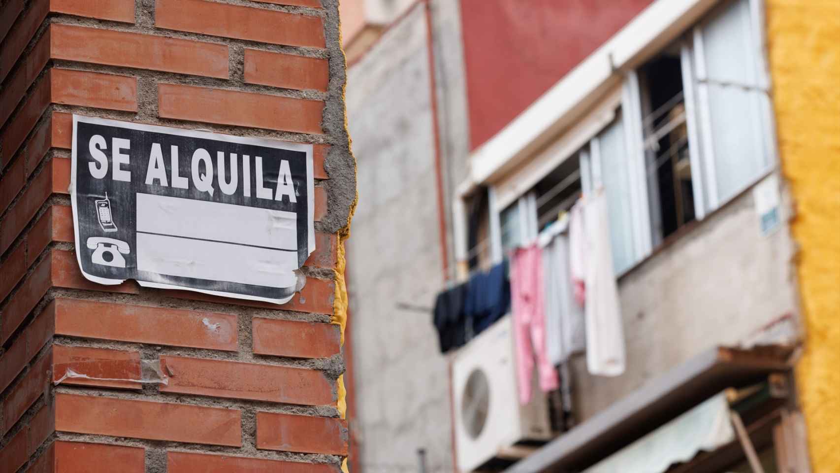 Un cartel de se alquila en una vivienda de Madrid