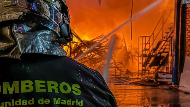 Una imagen de un bombero en el incendio.