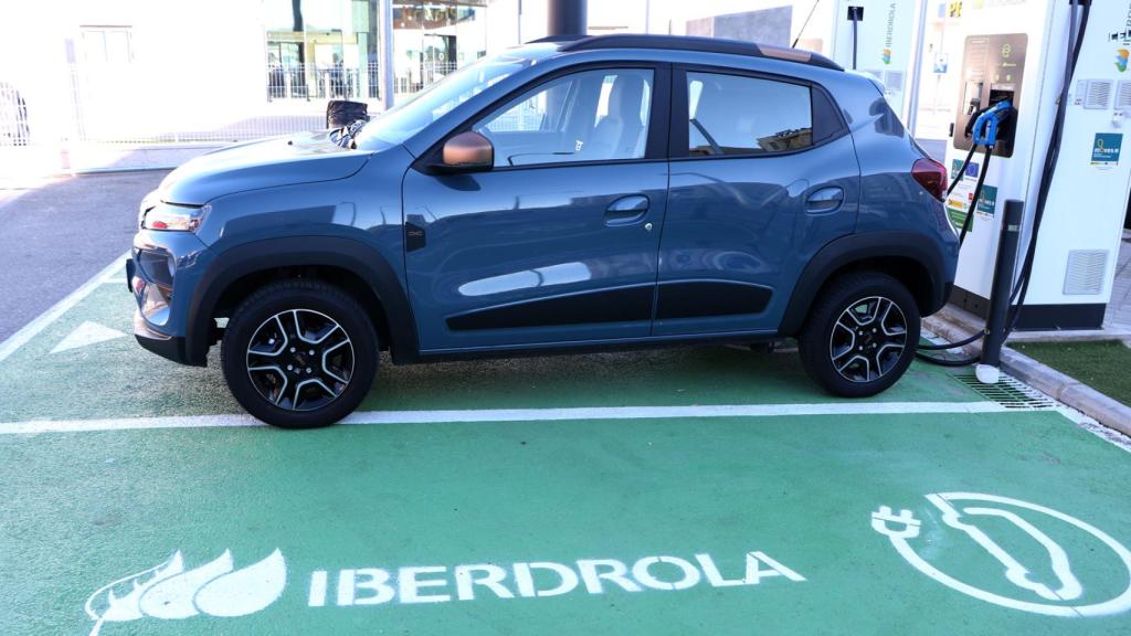 El Dacia Spring en un punto de recarga rápido de Iberdrola.