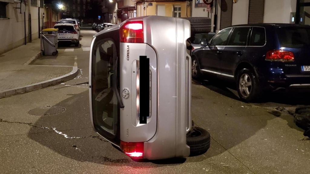 Vuelca lateralmente un coche en A Coruña esta madrugada