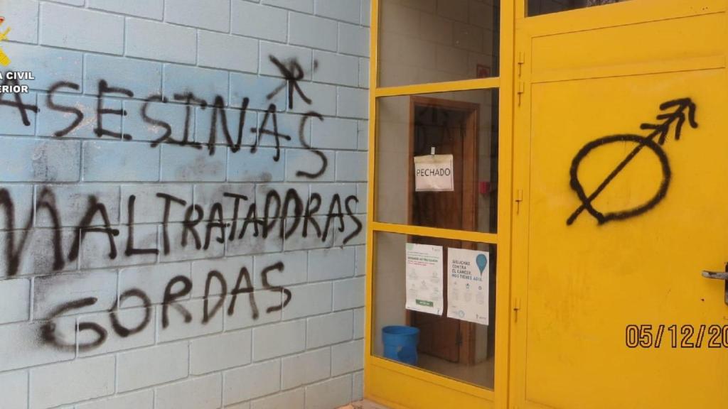 Pintadas hechas por el vecino de Cariño detenido.