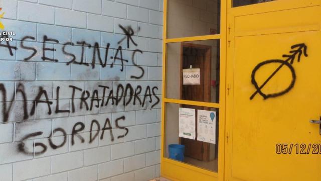 Pintadas hechas por el vecino de Cariño detenido.