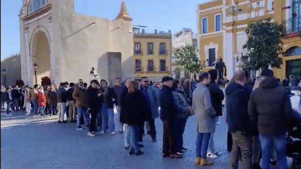 Cola del besamanos en la Macarena este sábado.