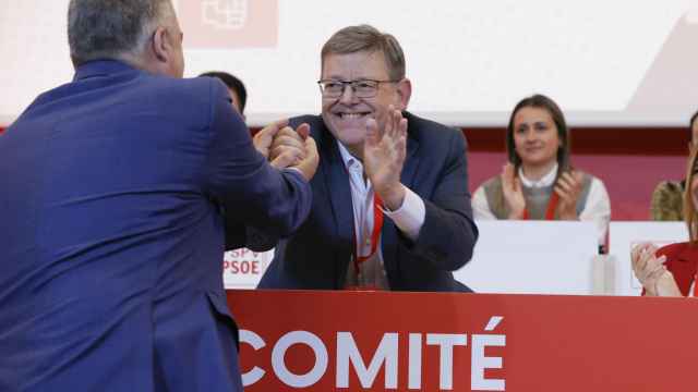 Santos Cerdán saluda a Ximo Puig durante el comité nacional del PSPV-PSOE.